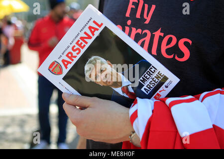 London, UK, 22. April 2018. Ein Lüfter hält seine Kopie der Spieltag Programm mit seinem Deckel Hommage an Arsenal Manager Arsene Wenger. Premier League match, Arsenal V West Ham United im Emirates Stadium in London am Sonntag, den 22. April 2018. Dieses Bild dürfen nur für redaktionelle Zwecke verwendet werden. Nur die redaktionelle Nutzung, eine Lizenz für die gewerbliche Nutzung erforderlich. Keine Verwendung in Wetten, Spiele oder einer einzelnen Verein/Liga/player Publikationen. pic von Steffan Bowen/Andrew Orchard sport Fotografie/Alamy Live news Credit: Andrew Orchard sport Fotografie/Alamy leben Nachrichten Stockfoto