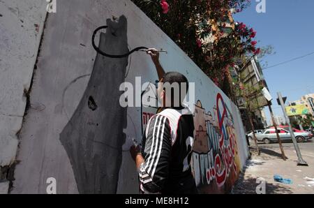 Gaza, Gazastreifen, palästinensischen Gebiet. 22 Apr, 2018. Ein palästinensischer Maler setzt die Vollendung Wandbild, aufrief, zum Boykott israelischer Waren in Gaza Stadt, am 22. April 2018 Credit: Mahmoud Ajour/APA-Images/ZUMA Draht/Alamy leben Nachrichten Stockfoto