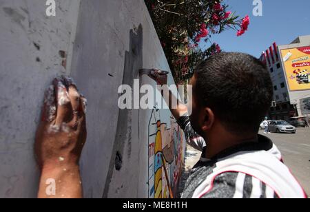 Gaza, Gazastreifen, palästinensischen Gebiet. 22 Apr, 2018. Ein palästinensischer Maler setzt die Vollendung Wandbild, aufrief, zum Boykott israelischer Waren in Gaza Stadt, am 22. April 2018 Credit: Mahmoud Ajour/APA-Images/ZUMA Draht/Alamy leben Nachrichten Stockfoto