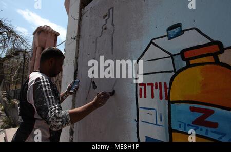 Gaza, Gazastreifen, palästinensischen Gebiet. 22 Apr, 2018. Ein palästinensischer Maler setzt die Vollendung Wandbild, aufrief, zum Boykott israelischer Waren in Gaza Stadt, am 22. April 2018 Credit: Mahmoud Ajour/APA-Images/ZUMA Draht/Alamy leben Nachrichten Stockfoto