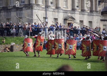 Badewanne, UK, 22. April 2018. Die Römer zurück zu Badewanne am Sonntag wie den Royal Crescent Host auf die Badewanne Tag des Weltkulturerbes, einer freien Gemeinschaft Fall spielte jedes Jahr auf dem Rasen statt außerhalb der beliebte Touristenattraktion. Die Anzeige wurde durch Re-enactment Group, dem Hermelin Street Guard, die eine authentische Camp auf und demonstrierte militärischen Techniken und Waffen. Die Massen waren von der Veranstaltung, sah Bogenschützen und Katapulte zu schleudern, Melonen und anderen Früchten über die parklandschaft verwendet erstaunt. Credit: Wayne Farrell/Alamy leben Nachrichten Stockfoto