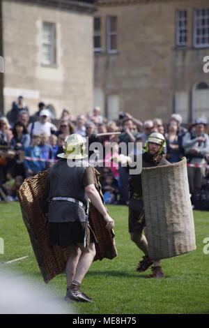 Badewanne, UK, 22. April 2018. Die Römer zurück zu Badewanne am Sonntag wie den Royal Crescent Host auf die Badewanne Tag des Weltkulturerbes, einer freien Gemeinschaft Fall spielte jedes Jahr auf dem Rasen statt außerhalb der beliebte Touristenattraktion. Die Anzeige wurde durch Re-enactment Group, dem Hermelin Street Guard, die eine authentische Camp auf und demonstrierte militärischen Techniken und Waffen. Die Massen waren von der Veranstaltung, sah Bogenschützen und Katapulte zu schleudern, Melonen und anderen Früchten über die parklandschaft verwendet erstaunt. Credit: Wayne Farrell/Alamy leben Nachrichten Stockfoto