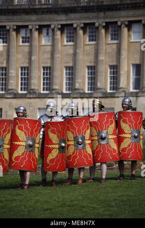 Badewanne, UK, 22. April 2018. Die Römer zurück zu Badewanne am Sonntag wie den Royal Crescent Host auf die Badewanne Tag des Weltkulturerbes, einer freien Gemeinschaft Fall spielte jedes Jahr auf dem Rasen statt außerhalb der beliebte Touristenattraktion. Die Anzeige wurde durch Re-enactment Group, dem Hermelin Street Guard, die eine authentische Camp auf und demonstrierte militärischen Techniken und Waffen. Die Massen waren von der Veranstaltung, sah Bogenschützen und Katapulte zu schleudern, Melonen und anderen Früchten über die parklandschaft verwendet erstaunt. Credit: Wayne Farrell/Alamy leben Nachrichten Stockfoto