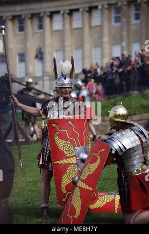 Badewanne, UK, 22. April 2018. Die Römer zurück zu Badewanne am Sonntag wie den Royal Crescent Host auf die Badewanne Tag des Weltkulturerbes, einer freien Gemeinschaft Fall spielte jedes Jahr auf dem Rasen statt außerhalb der beliebte Touristenattraktion. Die Anzeige wurde durch Re-enactment Group, dem Hermelin Street Guard, die eine authentische Camp auf und demonstrierte militärischen Techniken und Waffen. Die Massen waren von der Veranstaltung, sah Bogenschützen und Katapulte zu schleudern, Melonen und anderen Früchten über die parklandschaft verwendet erstaunt. Credit: Wayne Farrell/Alamy leben Nachrichten Stockfoto