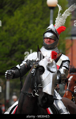 Morley, Leeds, Großbritannien - 22 April 2018. Die jährlichen St George's Day Parade erhält unterwegs mit St George selbst reiten durch die Straßen von Morley. Stockfoto