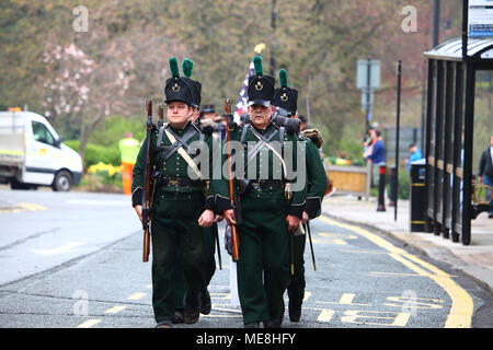 Morley, Leeds, Großbritannien - 22 April 2018. Die jährlichen St George's Day Parade erhält unterwegs mit Mitgliedern des reenactment Gesellschaften marschieren durch die Straßen von Morley. Stockfoto