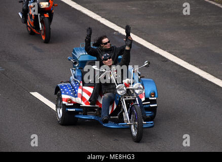 M54, UK, 22. April 2018. Ein Paar auf einem Trike verbinden über 3.500 Motorräder im Konvoi auf der M54 von Shrewsbury mit dem Bike4Life Festival gereist, um in Cosford. Führende die Mitfahrer waren ehemalige England Rugby Kapitän und 2003 World Cup Sieger Mike Tindall MBE und Superbike Weltmeister Carl Fogarty. Quelle: David Bagnall/Alamy leben Nachrichten Stockfoto