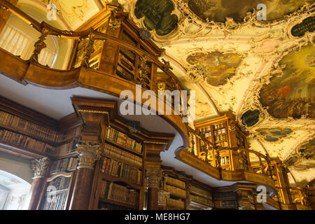 St. Gallen (Schweiz. 22 Apr, 2018. Bild am 20. April, 2018 zeigt die Stiftsbibliothek in nord-östlichen Schweiz St. Gallen Stadt. Die Bibliothek ist eine der reichsten und ältesten in der Welt und enthält 170.000 Werke und rund 2.100 mittelalterliche Handschriften, einschließlich der frühesten bekannten architektonischen Plan auf Pergament gezeichnet. Credit: Xu Jinquan) (Lrz/Xinhua/Alamy leben Nachrichten Stockfoto