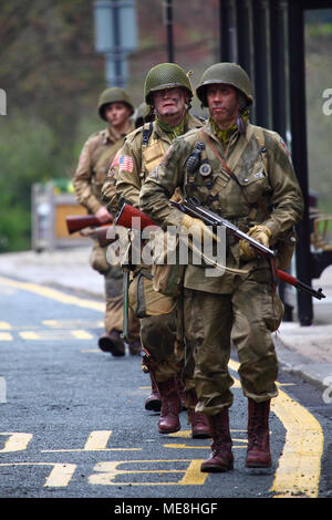 Morley, Leeds, Großbritannien - 22 April 2018. Die jährlichen St George's Day Parade erhält unterwegs mit Mitgliedern des reenactment Gesellschaften marschieren durch die Straßen von Morley. Stockfoto