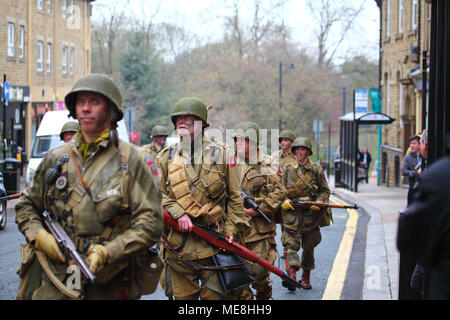 Morley, Leeds, Großbritannien - 22 April 2018. Die jährlichen St George's Day Parade erhält unterwegs mit Mitgliedern des reenactment Gesellschaften marschieren durch die Straßen von Morley. Stockfoto