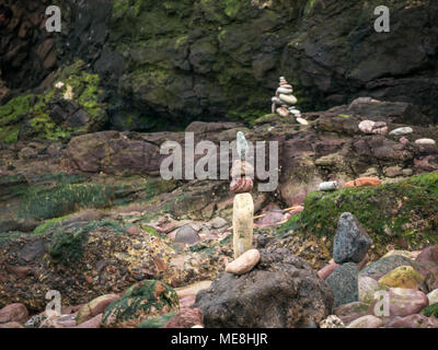 Dunbar, Schottland, 22. April 2018. Auge Cave Strand, Dunbar, East Lothian, Schottland, Vereinigtes Königreich, 22. April 2018. Der zweite Tag des zweiten Europäischen Stein stacking Meisterschaften an diesem Wochenende in Dunbar, von Dunbar Street Art Trail organisiert. Der erste Wettbewerb des Tages war die Anzahl der Steine in 20 Minuten. Der Gewinner ausgeglichen 29 Steine, etwas weniger als im letzten Jahr, gewann 32 Steine. Stein ausgewogene Stacks auf dem felsigen Ufer Stockfoto