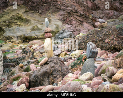 Dunbar, Schottland, 22. April 2018. Auge Cave Strand, Dunbar, East Lothian, Schottland, Vereinigtes Königreich, 22. April 2018. Der zweite Tag des zweiten Europäischen Stein stacking Meisterschaften an diesem Wochenende in Dunbar, von Dunbar Street Art Trail organisiert. Der erste Wettbewerb des Tages war die Anzahl der Steine in 20 Minuten. Der Gewinner ausgeglichen 29 Steine, etwas weniger als im letzten Jahr, gewann 32 Steine. Stein ausgewogene Stacks auf dem felsigen Ufer Stockfoto