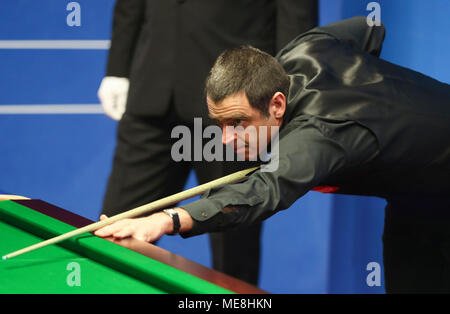 Sheffield, Großbritannien. 22 Apr, 2018. Ronnie O'Sullivan von England konkurriert in der ersten Runde gegen Stephen Maguire von Schottland an der World Snooker Championship 2018 im Crucible Theatre in Sheffield, Großbritannien, am 22. April 2018. Stockfoto