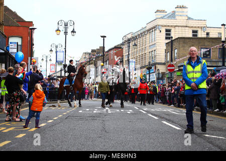 Morley, Leeds, Großbritannien - 22 April 2018. Die jährlichen St George's Day Parade erhält unterwegs mit St George auf Reiten durch die Straßen von Morley. Stockfoto