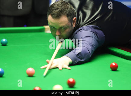 Sheffield, Großbritannien. 22 Apr, 2018. Stephen Maguire von Schottland konkurriert in der ersten Runde gegen Ronnie O'Sullivan von England an der World Snooker Championship 2018 im Crucible Theatre in Sheffield, Großbritannien, am 22. April 2018. Stockfoto