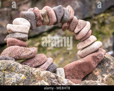 Dunbar, Schottland, 22. April 2018. Auge Cave Strand, Dunbar, East Lothian, Schottland, Vereinigtes Königreich, 22. April 2018. Der zweite Tag des zweiten Europäischen Stein stacking Meisterschaften an diesem Wochenende in Dunbar, von Dunbar Street Art Trail organisiert. Konkurrenten kam aus Schottland, Großbritannien, Frankreich, Österreich, den USA und Spanien. Der erste Wettbewerb des Tages war die Anzahl der Steine im Gleichgewicht zu halten. Der Gewinner ausgeglichen 29 Steine, etwas weniger als im letzten Jahr, gewann 32 Steine Stockfoto