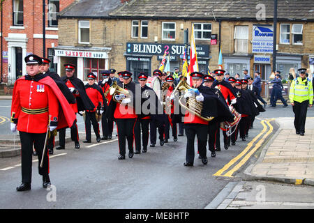 Morley, Leeds, Großbritannien - 22 April 2018. Die jährlichen St George's Day Parade erhält unterwegs mit der West Yorkshire Feuer- und Rettungsdienst band marschieren durch die Straßen von Morley. Stockfoto