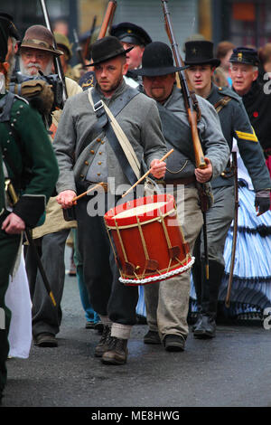 Morley, Leeds, Großbritannien - 22 April 2018. Die jährlichen St George's Day Parade erhält unterwegs mit Mitgliedern des reenactment Gesellschaften marschieren durch die Straßen von Morley. Stockfoto