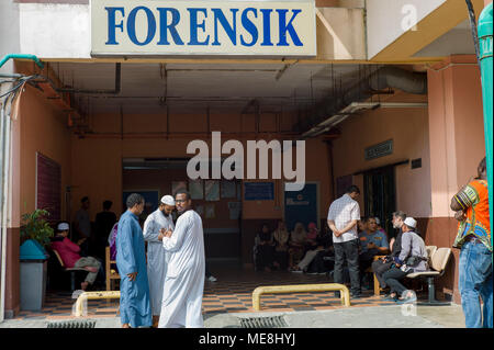 Kuala Lumpur, Malaysia, 22. April 2018. Universiti Kuala Lumpur britischen Malaysischen Institut Studenten sind auf dem Bild der Forensischen von selayang Krankenhaus in Kuala Lumpur, Malaysia, am 22. April 2018. Ein palästinensischer Gelehrter und ein Vortrag von Universiti Kuala Lumpur britischen Malaysischen Institut, Fadi Mohammad al-Batsh (35) wurde erschossen wurde am 21. April, Samstag von zwei Unbekannten in der malaysischen Hauptstadt Kuala Lumpur. Fadi al-Batsh ist Palästinensische akademische und Mitglied der Hamas. Quelle: Chris Jung/Alamy leben Nachrichten Stockfoto