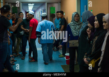 Kuala Lumpur, Malaysia, 22. April 2018. Universiti Kuala Lumpur britischen Malaysischen Institut Studenten sind auf dem Bild der Forensischen von selayang Krankenhaus in Kuala Lumpur, Malaysia, am 22. April 2018. Ein palästinensischer Gelehrter und ein Vortrag von Universiti Kuala Lumpur britischen Malaysischen Institut, Fadi Mohammad al-Batsh (35) wurde erschossen wurde am 21. April, Samstag von zwei Unbekannten in der malaysischen Hauptstadt Kuala Lumpur. Fadi al-Batsh ist Palästinensische akademische und Mitglied der Hamas. Quelle: Chris Jung/Alamy leben Nachrichten Stockfoto