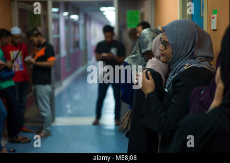 Kuala Lumpur, Malaysia, 22. April 2018. Universiti Kuala Lumpur britischen Malaysischen Institut Studenten Schreie in der Forensischen von selayang Krankenhaus in Kuala Lumpur, Malaysia, am 22. April 2018. Ein palästinensischer Gelehrter und ein Vortrag von Universiti Kuala Lumpur britischen Malaysischen Institut, Fadi Mohammad al-Batsh (35) wurde erschossen wurde am 21. April, Samstag von zwei Unbekannten in der malaysischen Hauptstadt Kuala Lumpur. Fadi al-Batsh ist Palästinensische akademische und Mitglied der Hamas. Quelle: Chris Jung/Alamy leben Nachrichten Stockfoto