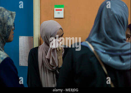 Kuala Lumpur, Malaysia, 22. April 2018. Universiti Kuala Lumpur britischen Malaysischen Institut Studenten Schreie in der Forensischen von selayang Krankenhaus in Kuala Lumpur, Malaysia, am 22. April 2018. Ein palästinensischer Gelehrter und ein Vortrag von Universiti Kuala Lumpur britischen Malaysischen Institut, Fadi Mohammad al-Batsh (35) wurde erschossen wurde am 21. April, Samstag von zwei Unbekannten in der malaysischen Hauptstadt Kuala Lumpur. Fadi al-Batsh ist Palästinensische akademische und Mitglied der Hamas. Quelle: Chris Jung/Alamy leben Nachrichten Stockfoto