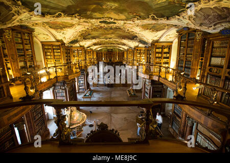 St. Gallen (Schweiz. 22 Apr, 2018. Bild am 20. April, 2018 zeigt die Stiftsbibliothek in nord-östlichen Schweiz St. Gallen Stadt. Die Bibliothek ist eine der reichsten und ältesten in der Welt und enthält 170.000 Werke und rund 2.100 mittelalterliche Handschriften, einschließlich der frühesten bekannten architektonischen Plan auf Pergament gezeichnet. Credit: Xu Jinquan) (Lrz/Xinhua/Alamy leben Nachrichten Stockfoto