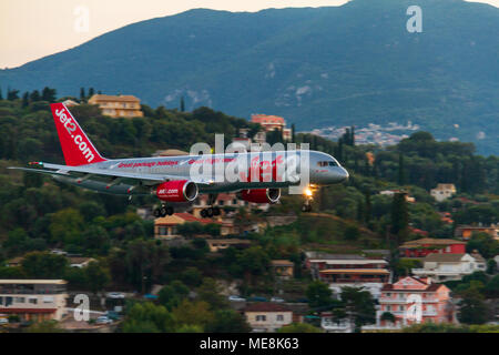 Korfu, Griechenland - 2. Oktober 2017: ein Jet2 Airlines Boeing 757 Flugzeug Landung auf der Insel Korfu, Griechenland am späten Nachmittag. Jet2 Airlines ist eine Britische Stockfoto