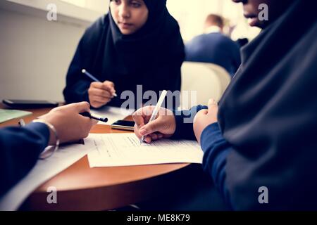 Vielfältige muslimische Mädchen studieren in einem Klassenzimmer Stockfoto
