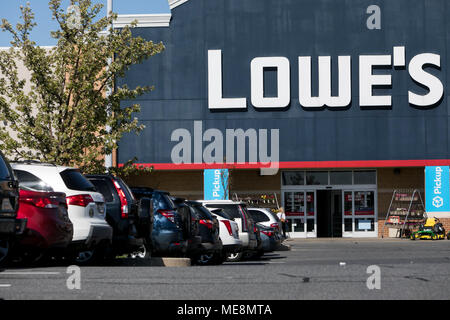 Ein logo Zeichen außerhalb des Lowe Store in Elkridge, Maryland am 20. April 2018. Stockfoto