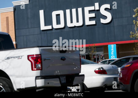 Ein logo Zeichen außerhalb des Lowe Store in Elkridge, Maryland am 20. April 2018. Stockfoto