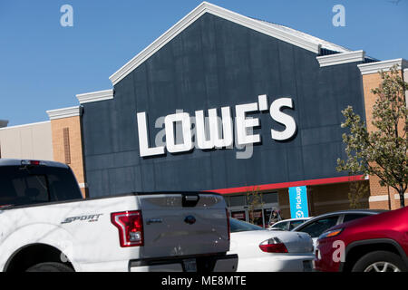 Ein logo Zeichen außerhalb des Lowe Store in Elkridge, Maryland am 20. April 2018. Stockfoto