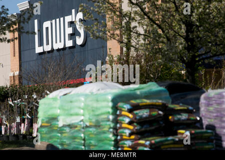 Ein logo Zeichen außerhalb des Lowe Store in Elkridge, Maryland am 20. April 2018. Stockfoto