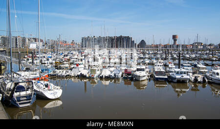 Segelboote, Motorboote und Yachten in der Marina auf Seebad Blankenberge entlang der Nordseeküste, Westflandern, Belgien Stockfoto