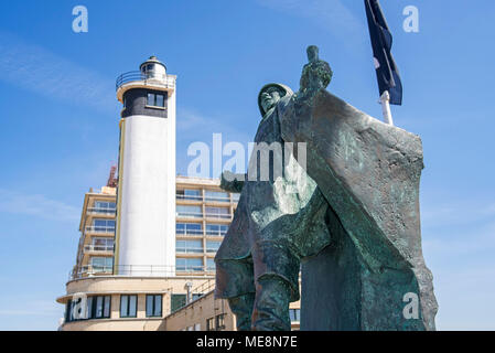 Leuchtturm und Statue De RVS/Sterken trocknet im Seaside Resort Blankenberge entlang der Nordseeküste, Westflandern, Belgien Stockfoto