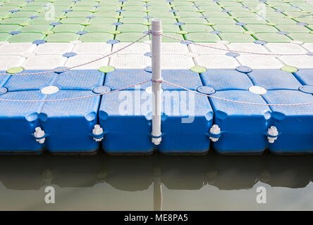 Kunststoff Ponton mit dem Seil Zaun ist schwimmend auf dem kleinen See in der städtischen Park. Stockfoto