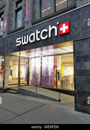 MONTREAL, KANADA - 10. MÄRZ 2018: Swatch Store und Logo in Montreal. Swatch ist ein Schweizer Uhrenhersteller 1983 von Nicolas Hayek und eine Tochtergesellschaft o gegründet Stockfoto