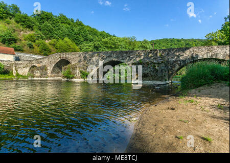 Stone Menat Brücke auf ruhigen Sioule Fluss. Frankreich, Alvernia-Rodano-Alpi Stockfoto