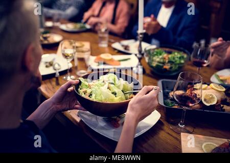 Sind eine Gruppe von verschiedenen Freunden in ein gemeinsames Abendessen Stockfoto