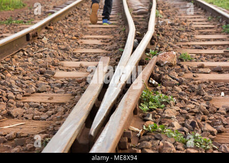 Lugazi, Uganda. 17. Mai 2017. Ein bahngleis im ländlichen Uganda. Ein Mann spazieren. Stockfoto