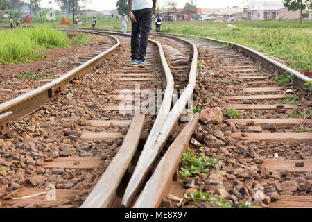 Lugazi, Uganda. 17. Mai 2017. Ein bahngleis im ländlichen Uganda. Ein Mann spazieren. Stockfoto