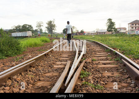 Lugazi, Uganda. 17. Mai 2017. Ein bahngleis im ländlichen Uganda. Ein Mann spazieren. Stockfoto