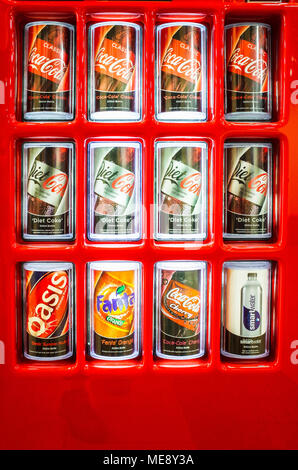 Getränke, die für den Verkauf in einer Coca Cola Company branded Getränkeautomat Stockfoto