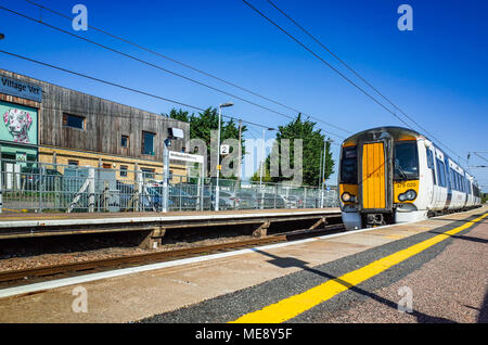 Mehr Anglia Zug am Whittlesford Parkway Bahnhof ankommen, südlich von Cambridge, auf dem Weg nach London Liverpool Street. Stockfoto