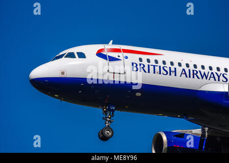 British Airways Airbus A320 Jet Flugzeug landet am Flughafen London Heathrow, UK, in blauem Himmel. BA A320-200 G-EUUW Stockfoto
