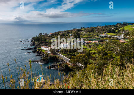 Blick auf Atlantik Küste in der Nähe von Ponta Delgada. Auf der schönen Insel Sao Miguel, Azoren, Portugal Stockfoto