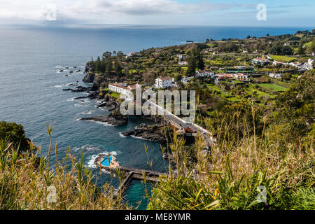 Blick auf Atlantik Küste in der Nähe von Ponta Delgada. Auf der schönen Insel Sao Miguel, Azoren, Portugal Stockfoto