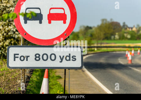 Überholverbot 800 yards Zone Schild auf de Autobahn. Stockfoto