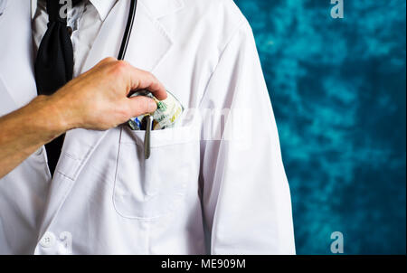 Doktor annehmen Geld Rechnungen close up, Bestechung Konzept Stockfoto