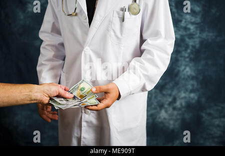 Doktor annehmen Geld Rechnungen close up, Bestechung Konzept Stockfoto